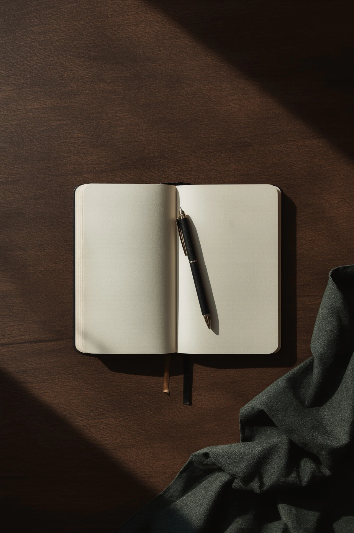 Caderno aberto com caneta sobre mesa de madeira, composição vertical da capa do Guia de Estudos.